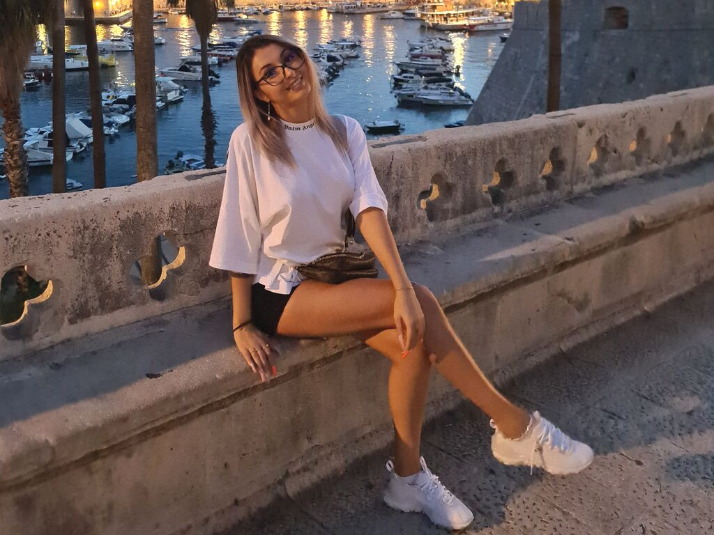 AdrennaLynee webcam model profile image