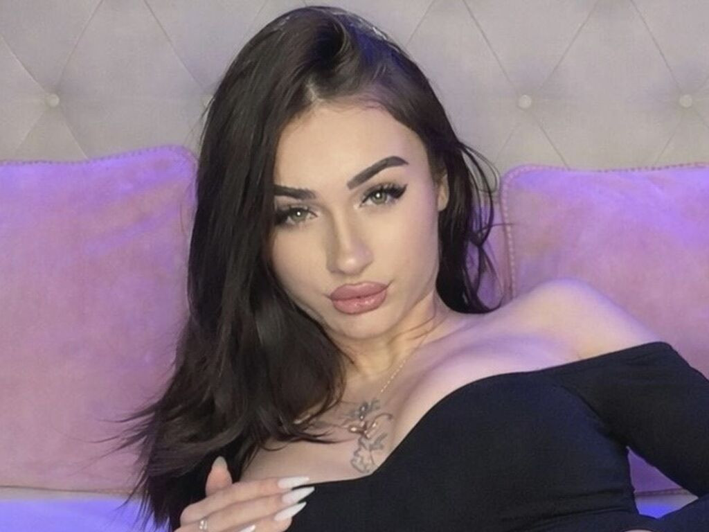AkiraBloom webcam model profile image