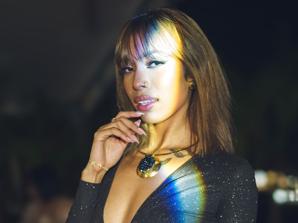 Alejandra webcam model profile image