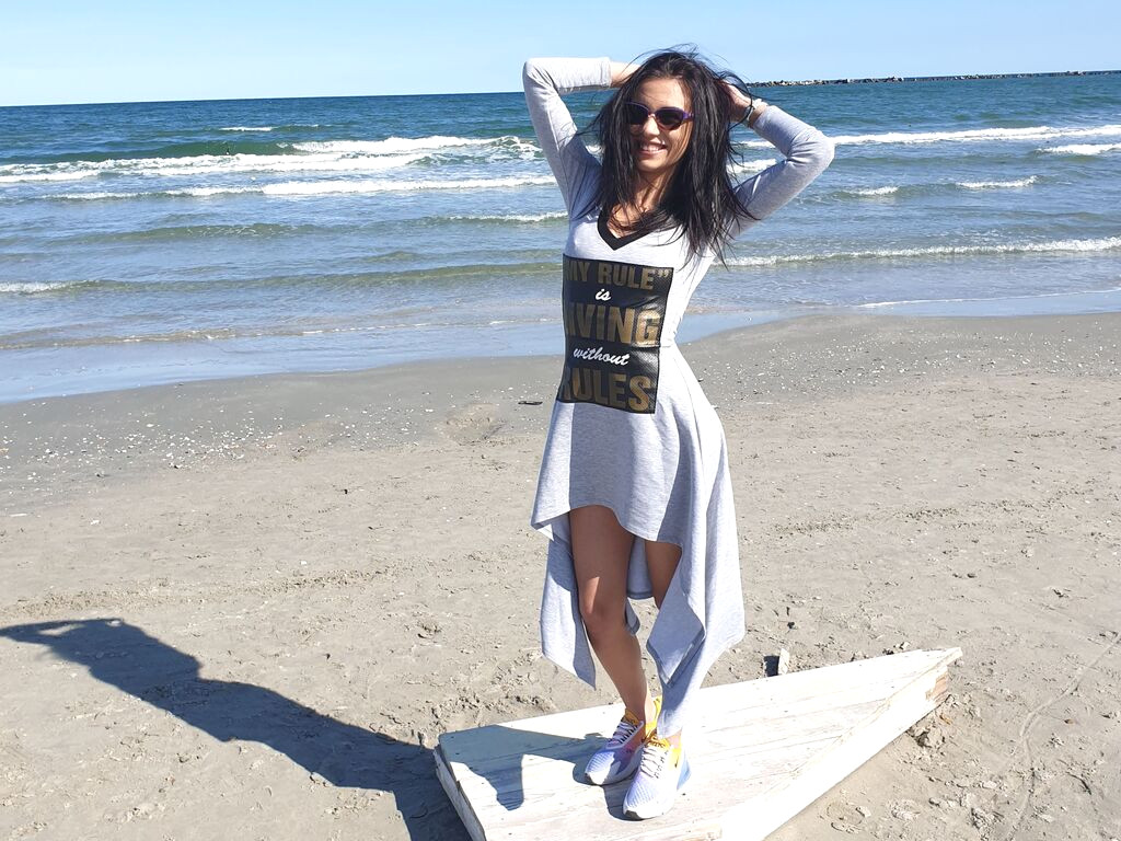 AmynaAmy webcam model profile image