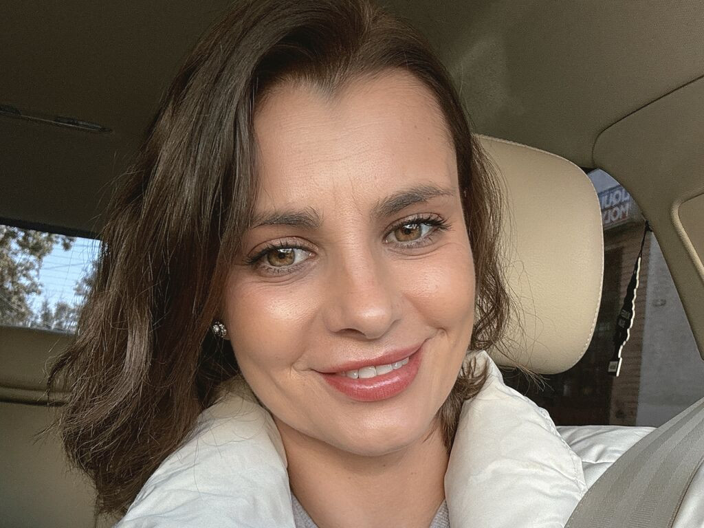 AnishaBee webcam model profile image