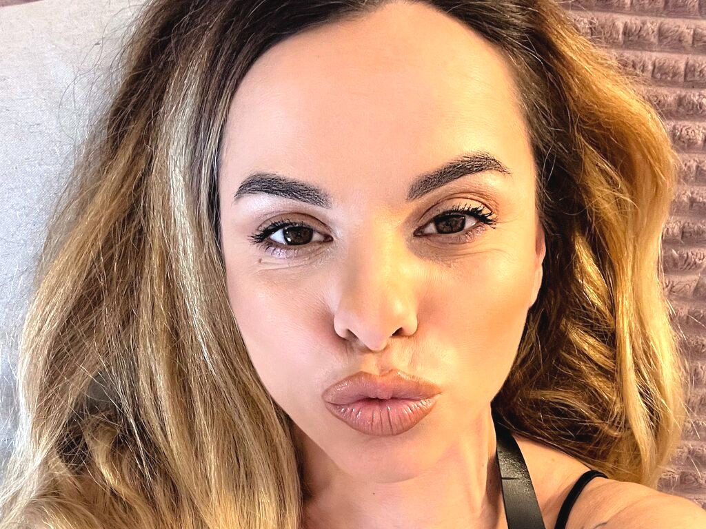 AnnieSkyllery webcam model profile image