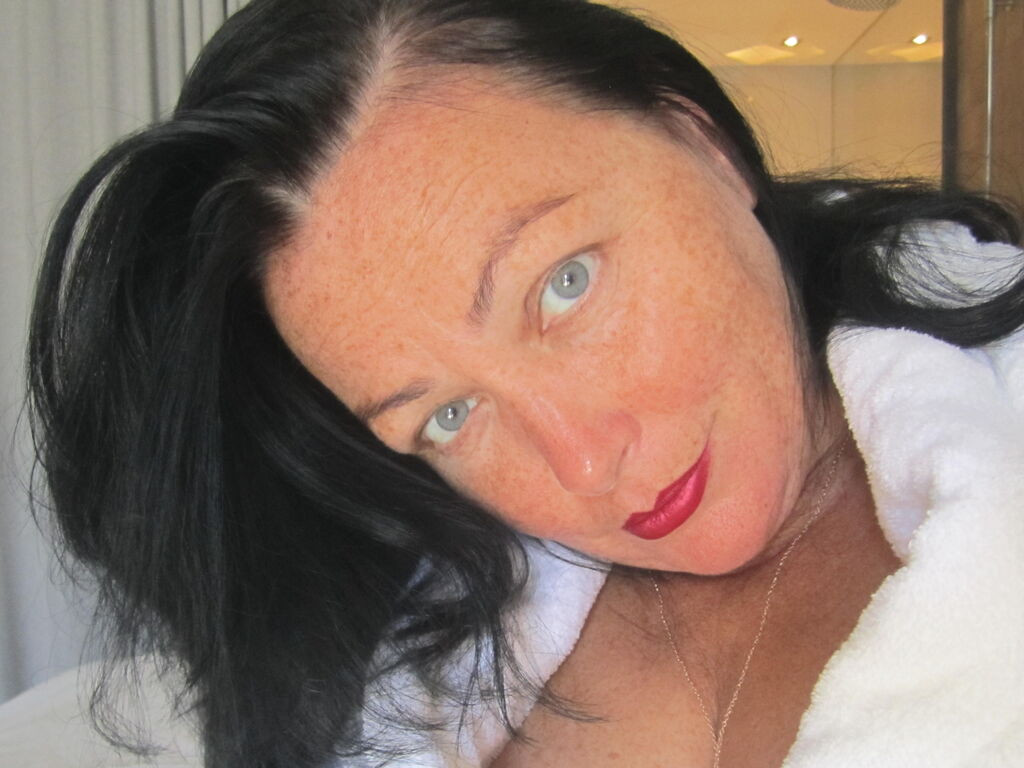 AuraCrina webcam model profile image