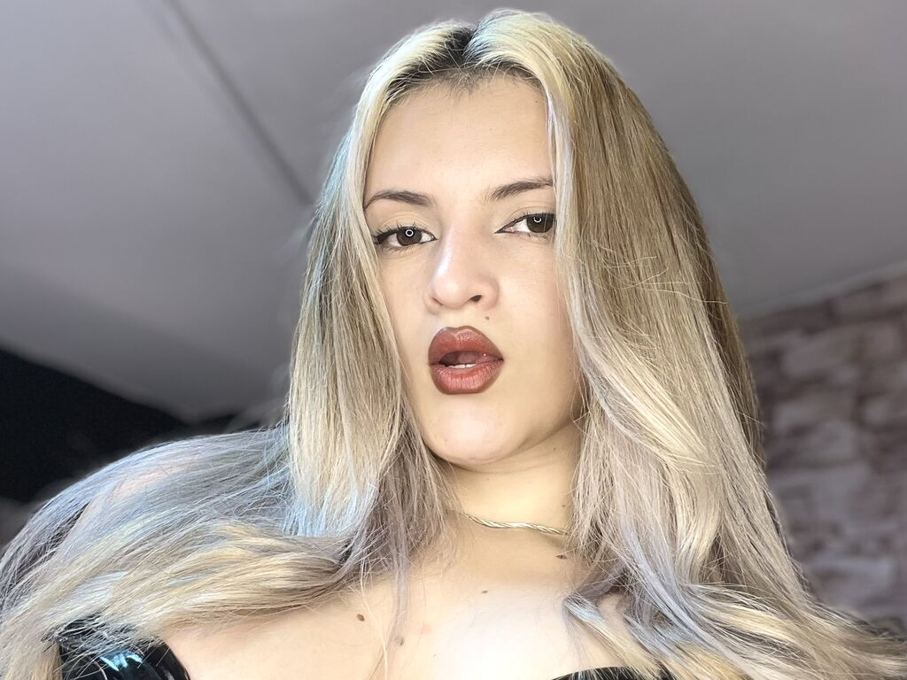 FiorellaNox webcam model profile image