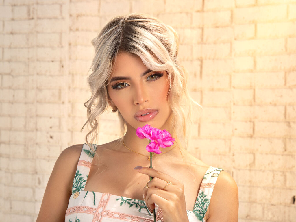 IremHawk webcam model profile image