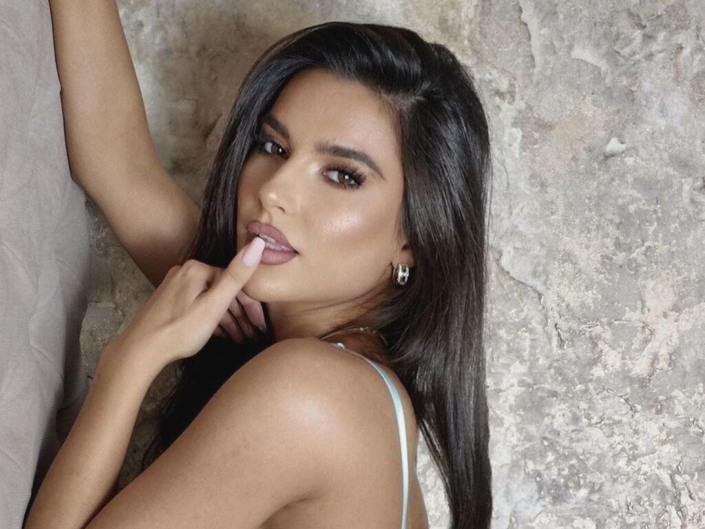 KiaraMaze webcam model profile image