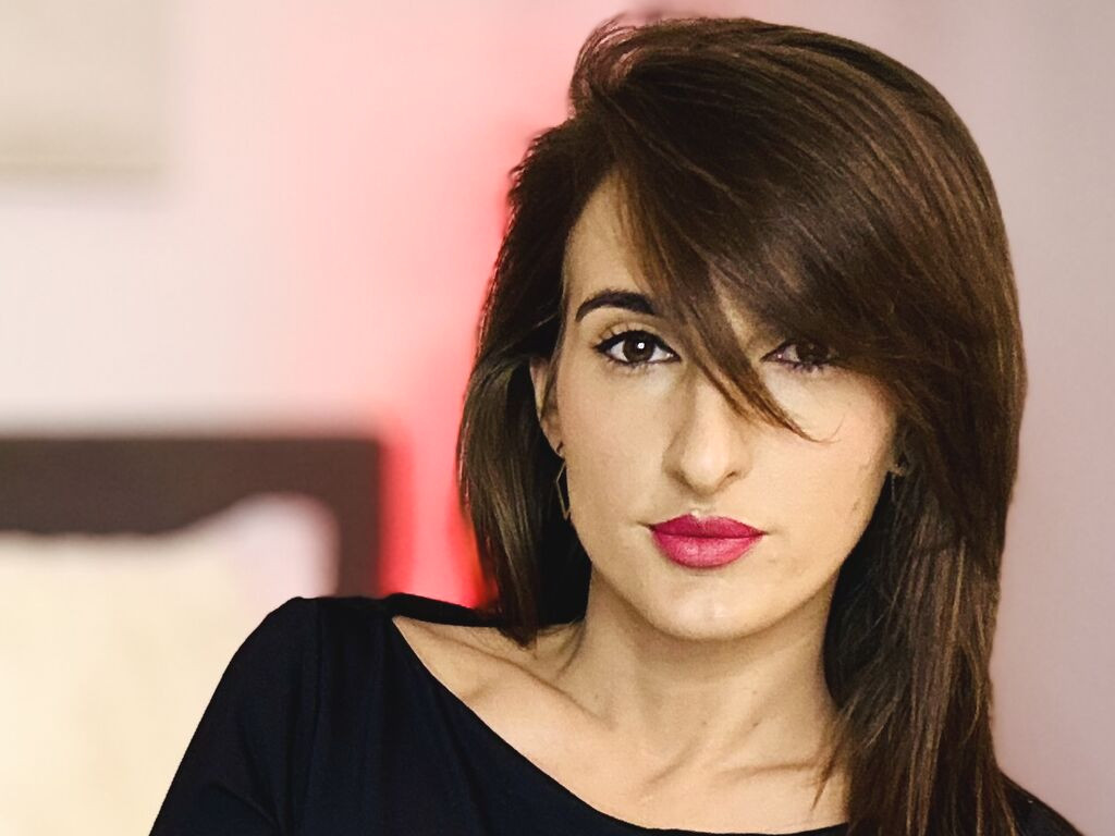 LauraRiccoo webcam model profile image