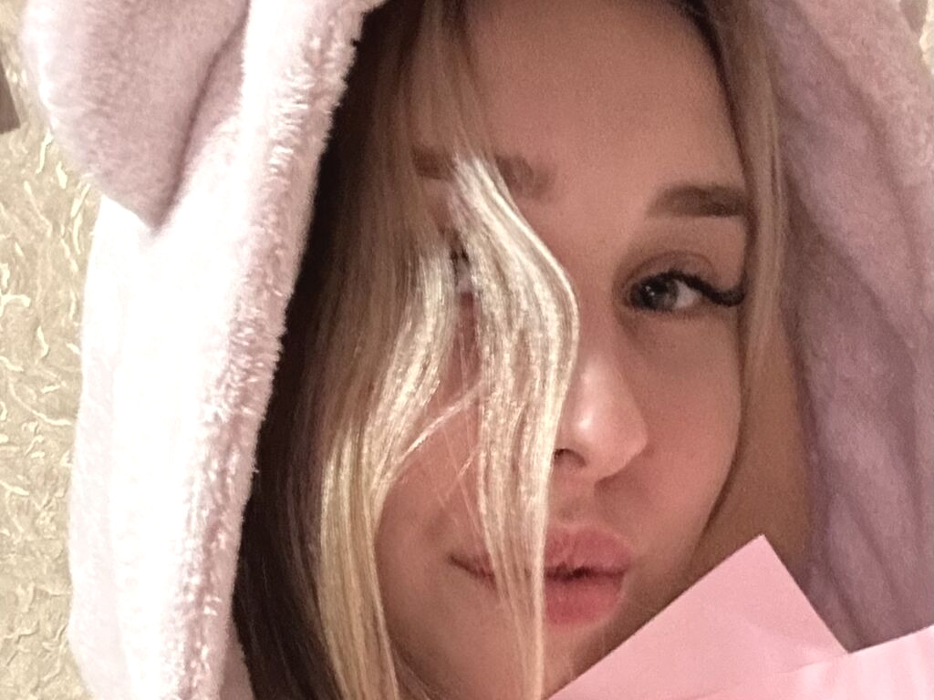 LinaTruly webcam model profile image