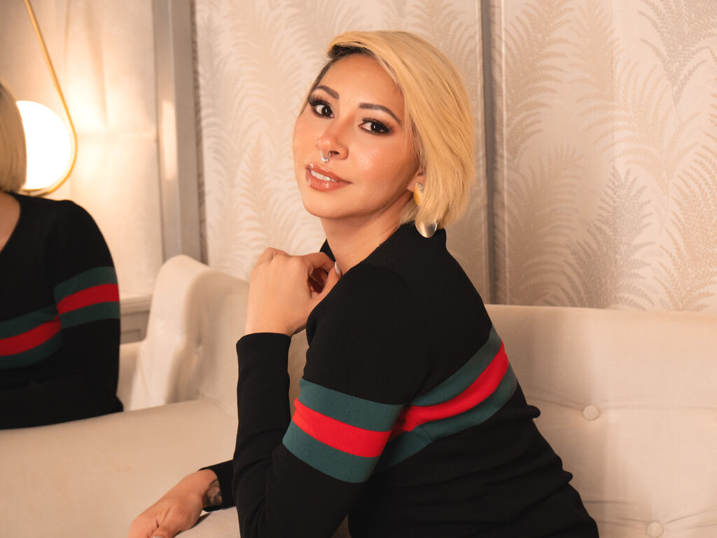 LucyBelmont webcam model profile image