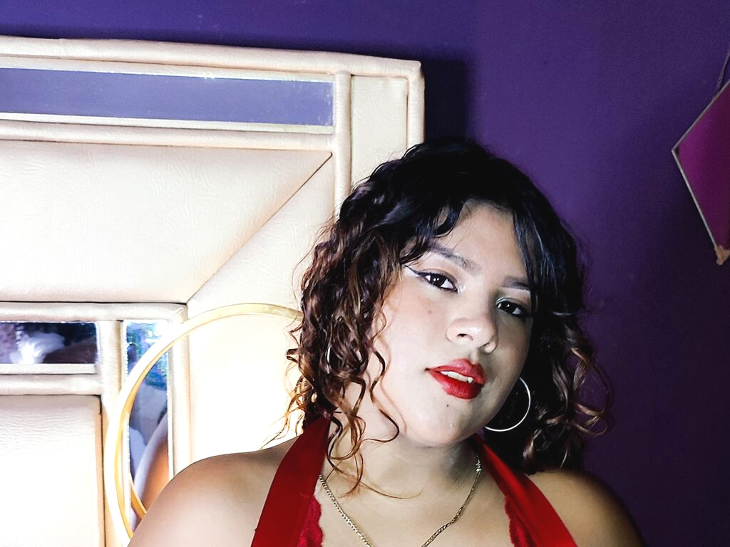 MiaLeonn webcam model profile image