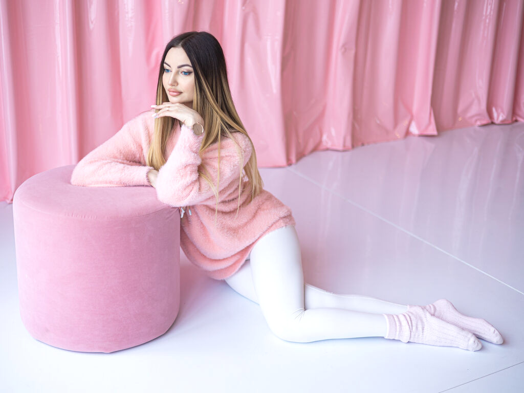 MihaelaLuna webcam model profile image