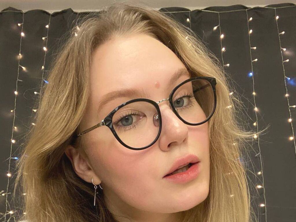 MoiraGoodsell webcam model profile image