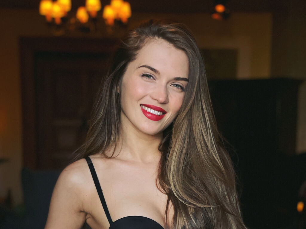 QuinnTakara webcam model profile image